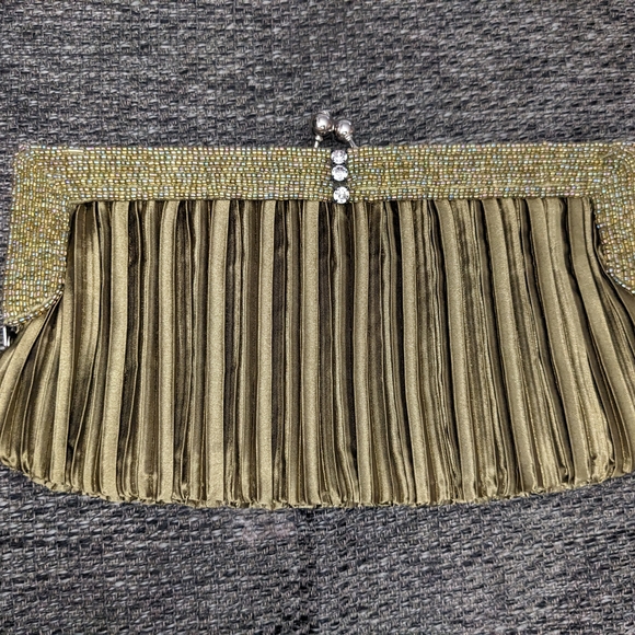 Elegant Green Pleated Clutch - Picture 3 of 5